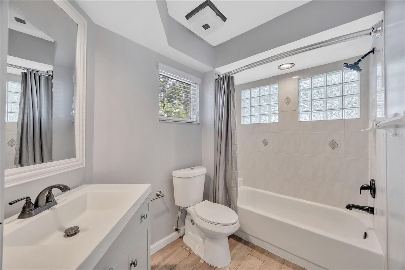 Upstairs Full Bathroom