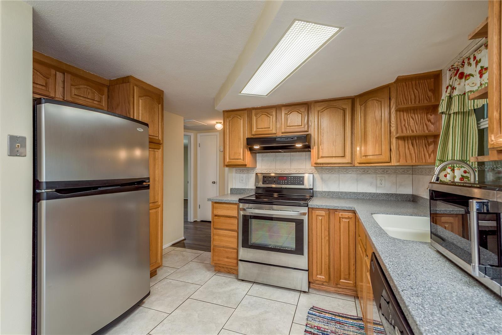 Kitchen - good cabinet space