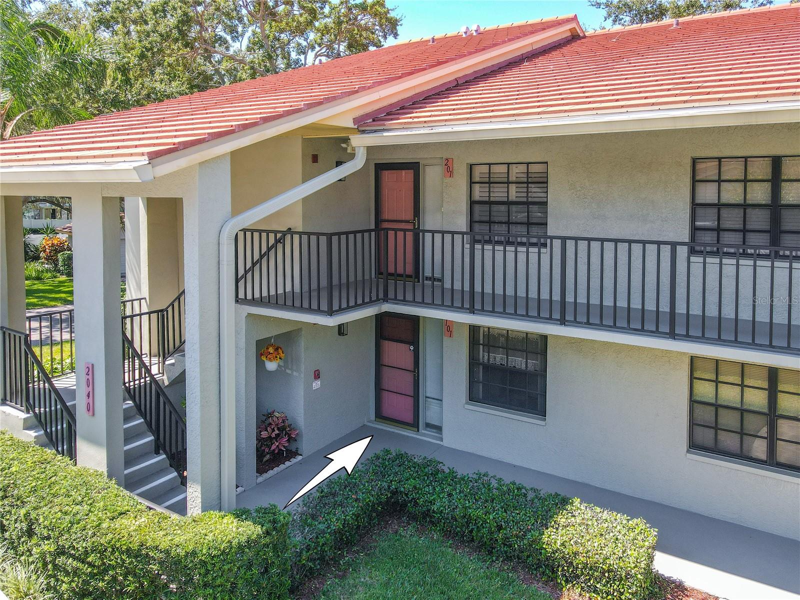 Neatly kept exterior reflects the pride of this lakefront community in the heart of Clearwater.