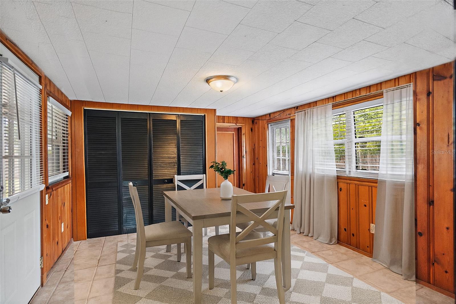 Cozy dining option - Virtually Stage image, some structural details may have been unintentionally altered.