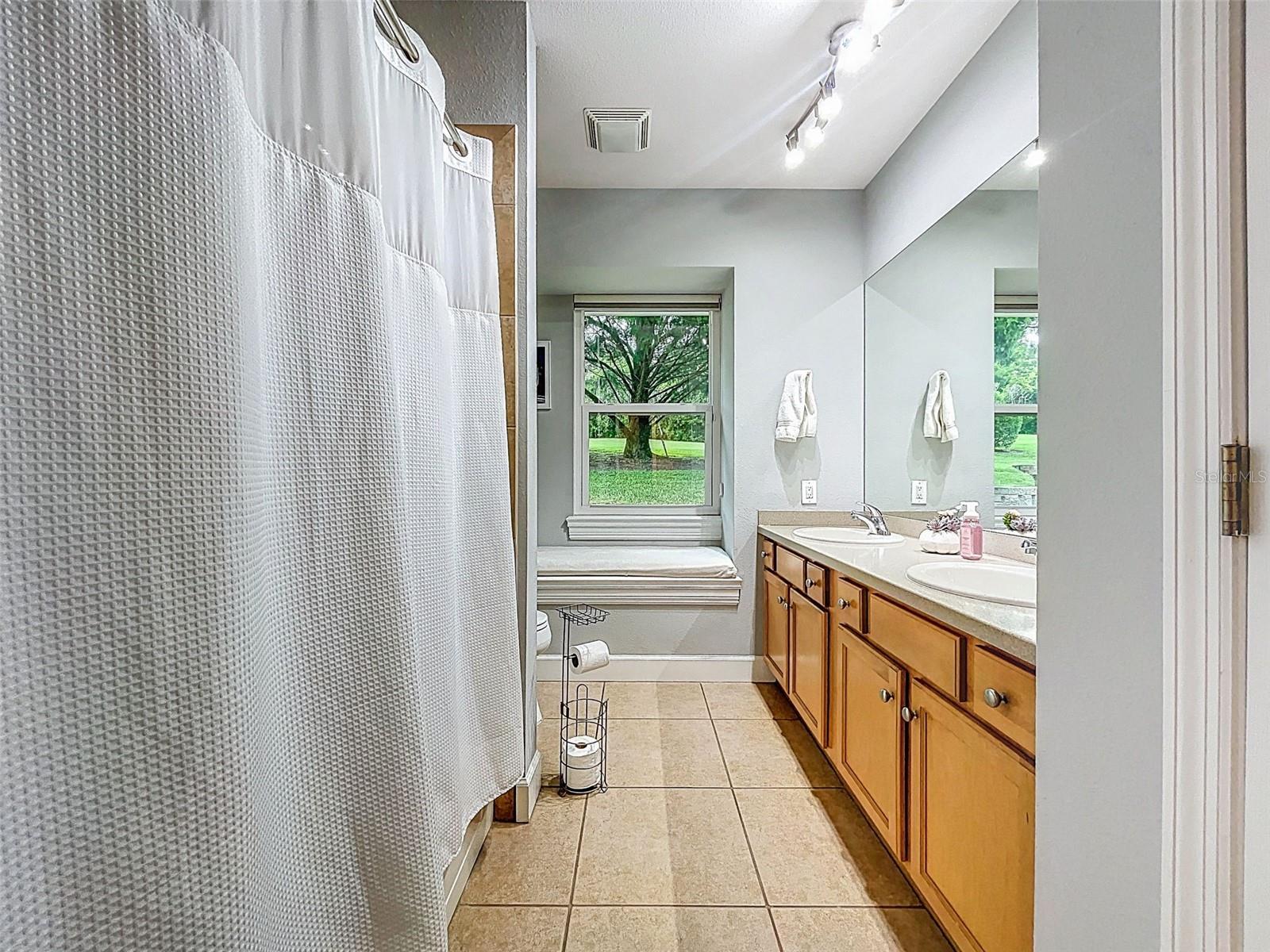 Bathroom between bedroom 1 & 2
