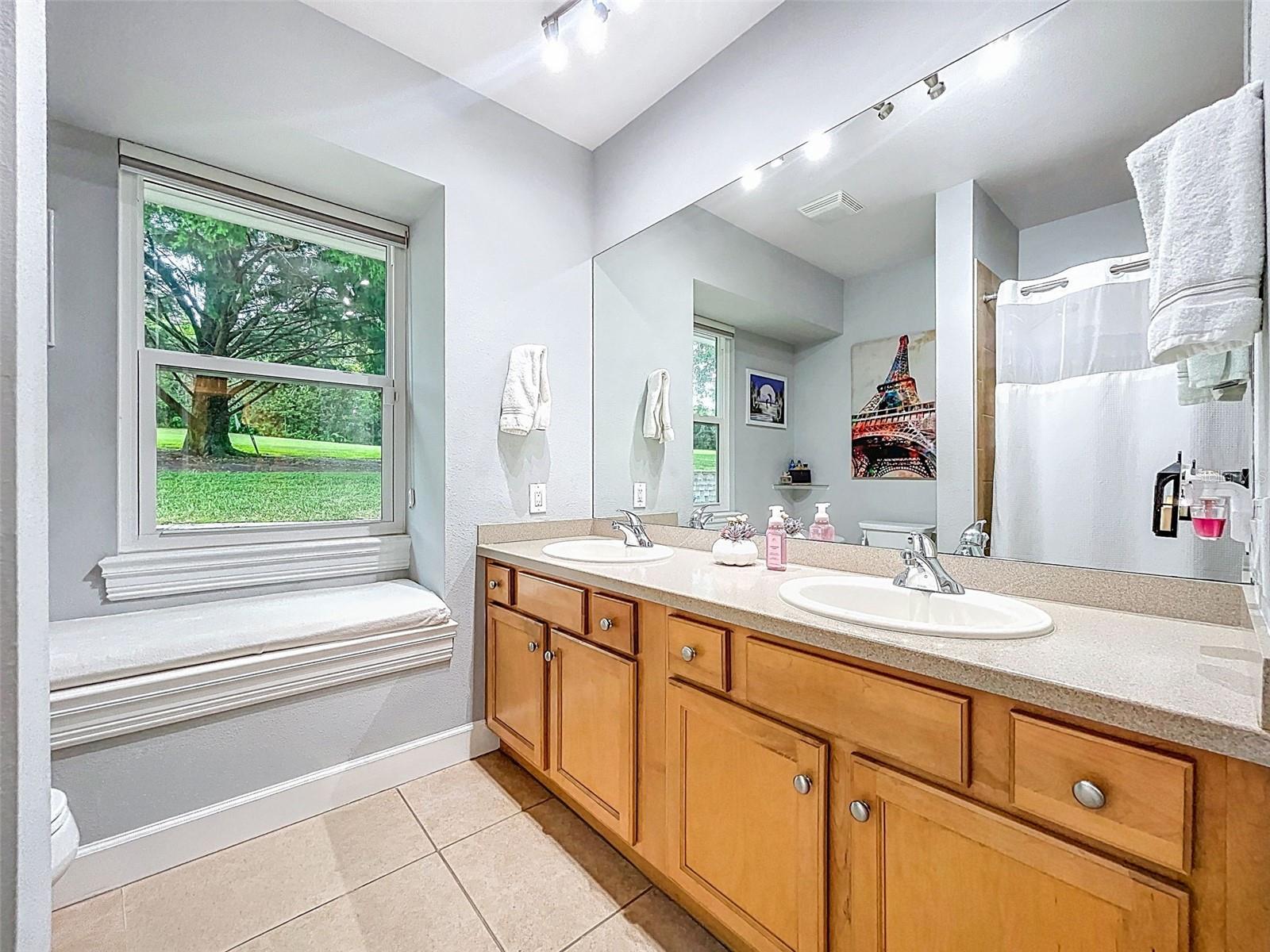 Bathroom between bedroom 1 & 2