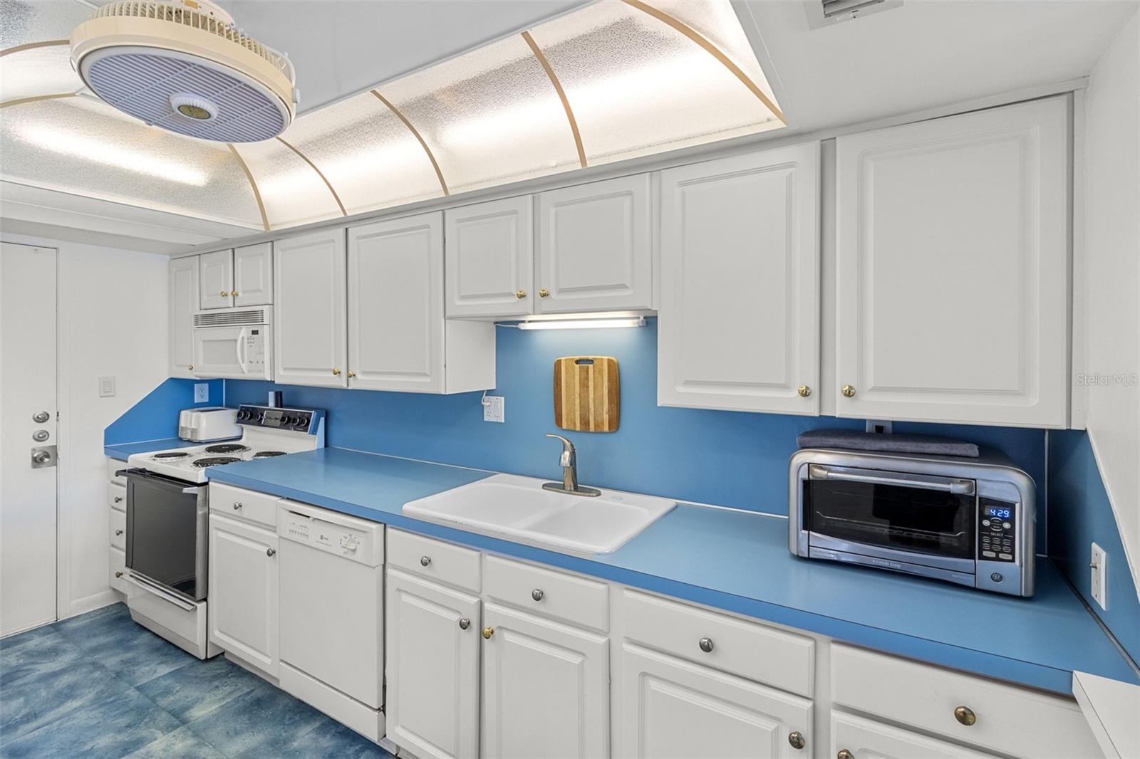 THE SPACIOUS KITCHEN, WITH AN EXPANSIVE COUNTER, IS PERFECT FOR COOKING, DINING AND ENTERTAINING.