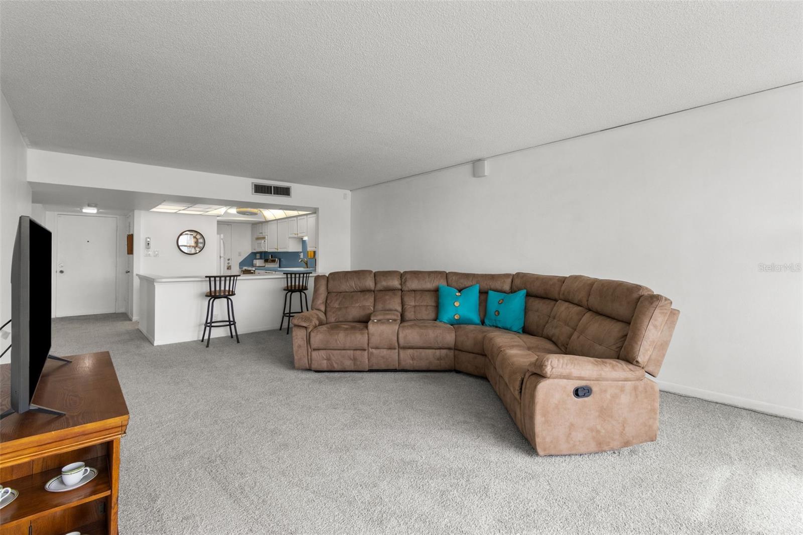 THE LIVING ROOM OFFERS AN OPEN SPACE FOR ENTERTAINING OR SIMPLY RELAXING AND ENJOYING THE WATER VIEWS.