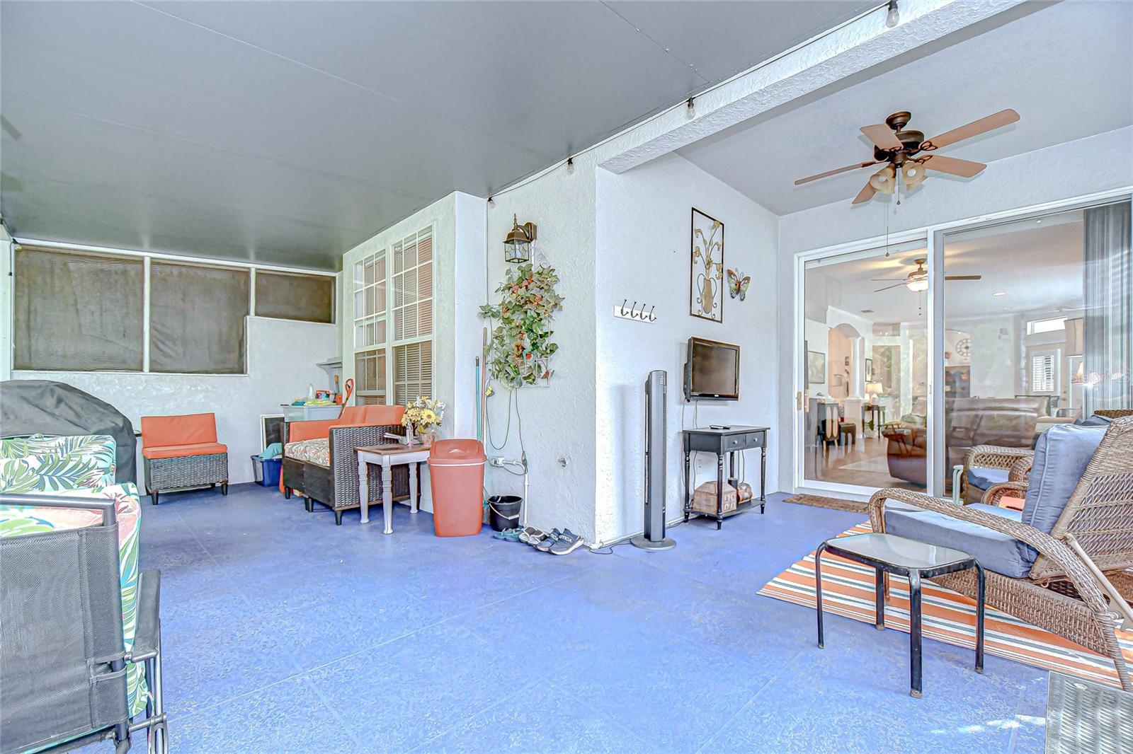 Spacious lanai!