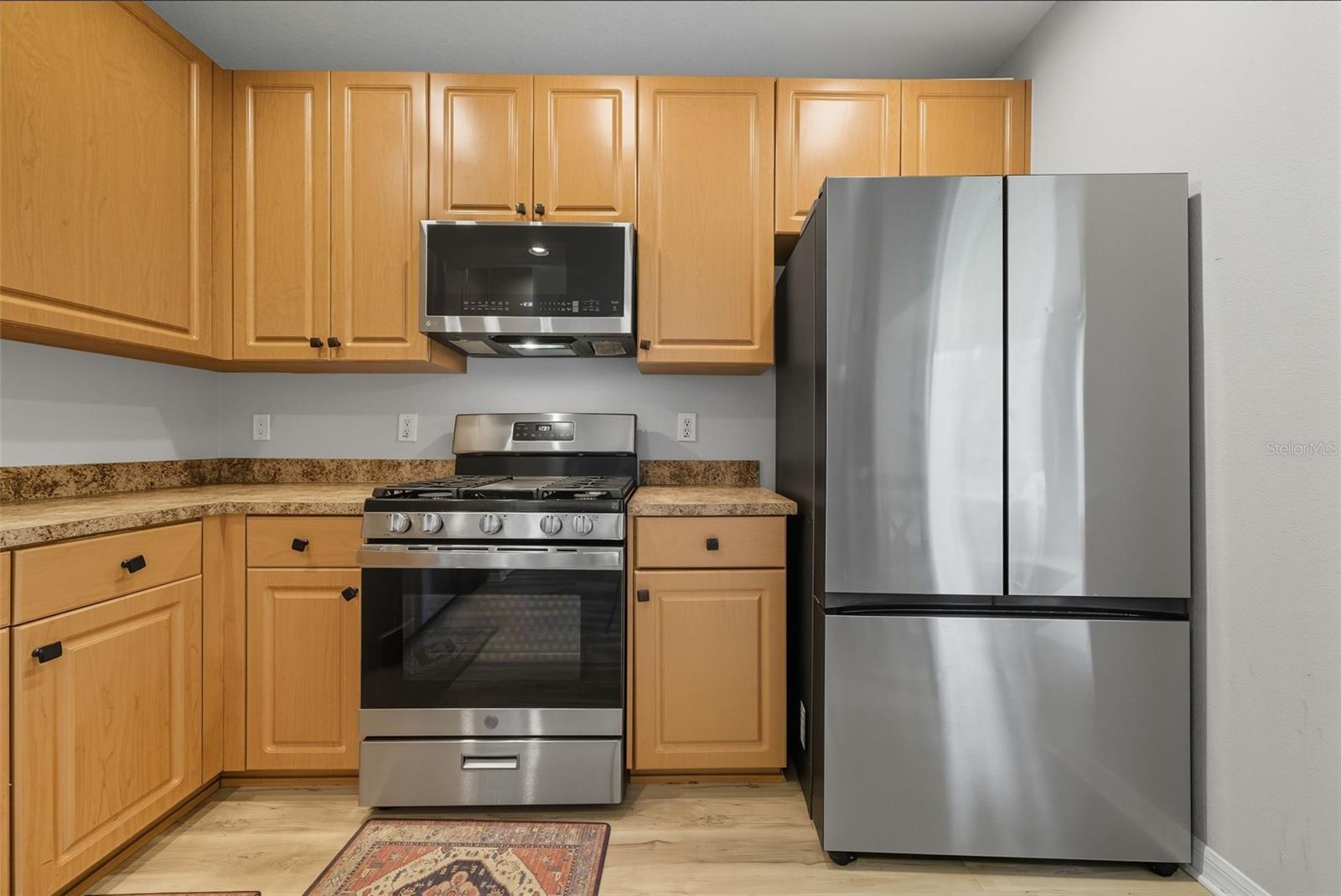 Gas cooktop & plenty of cabinetry