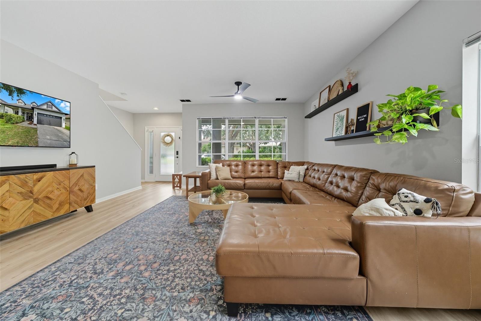 Spacious & bright living room