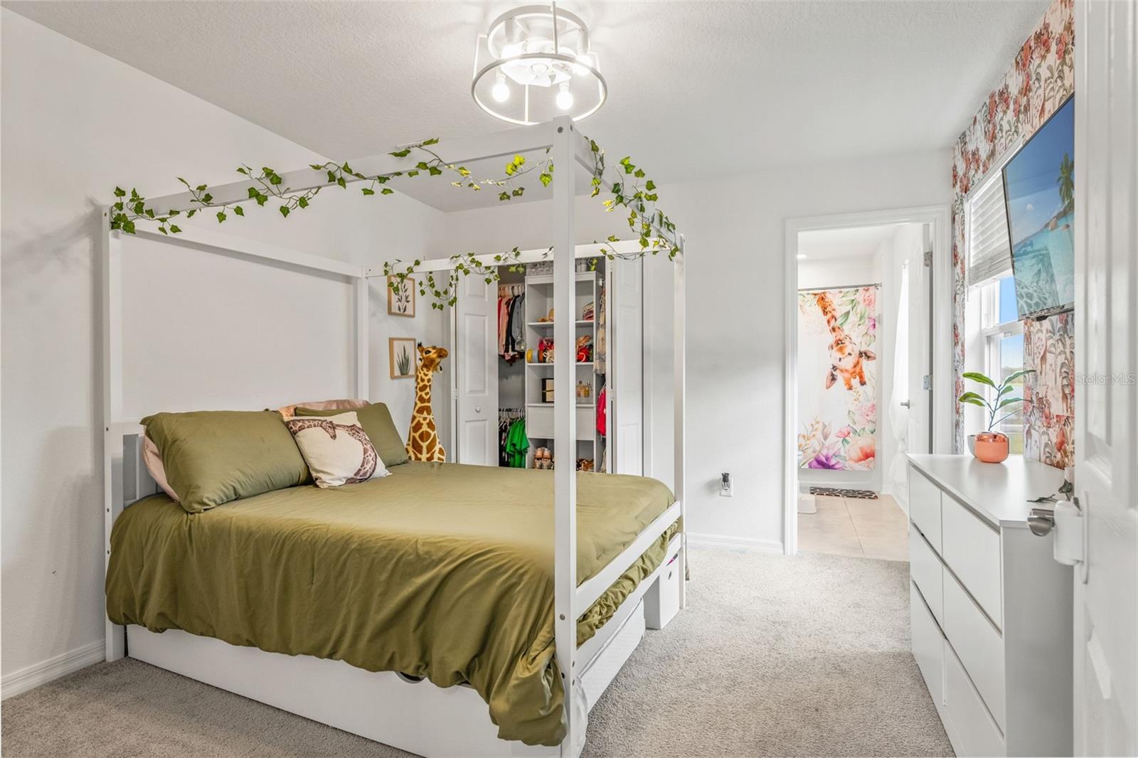Bedroom w/ full bathroom, Second Floor