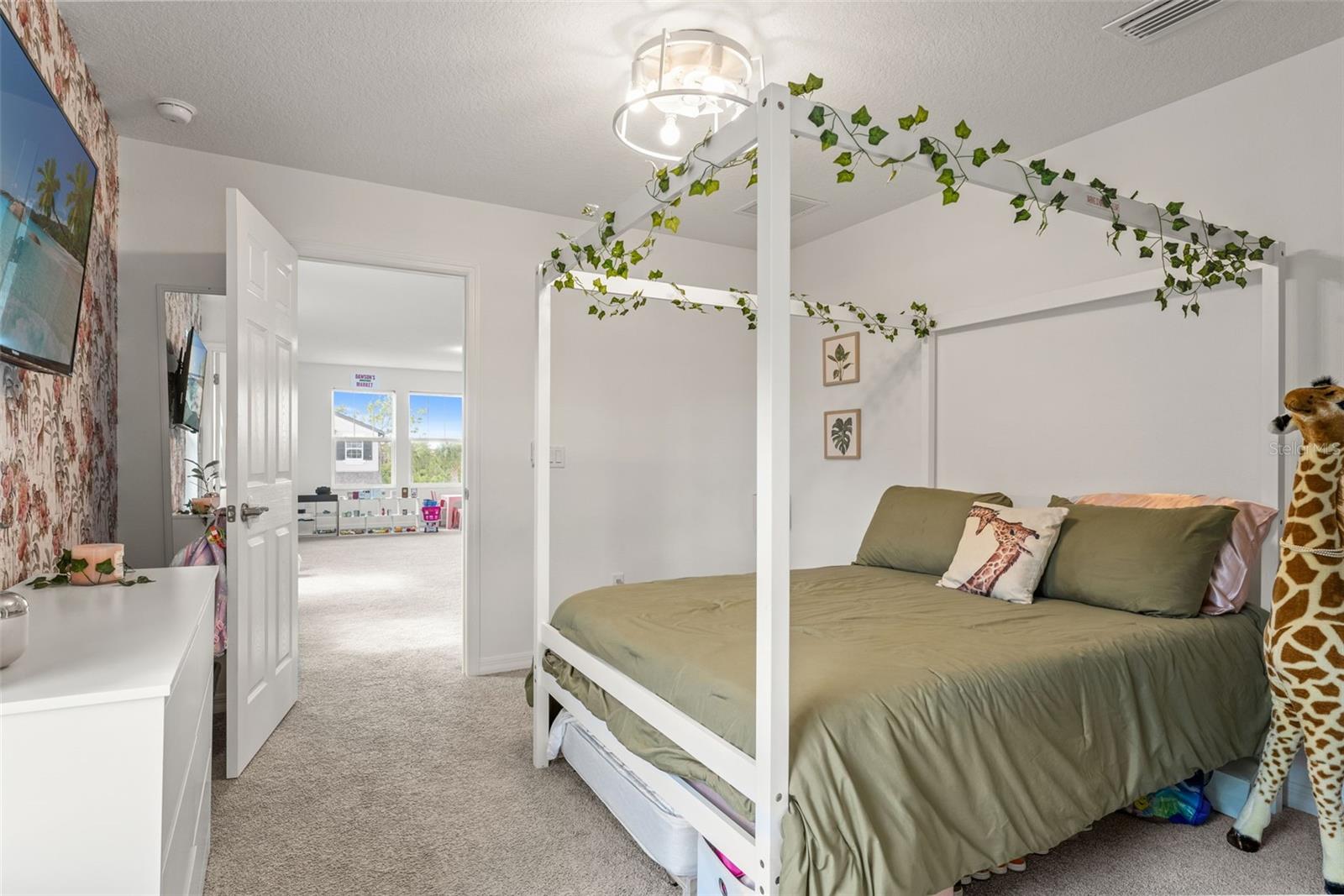 Bedroom w/ full bathroom, Second Floor