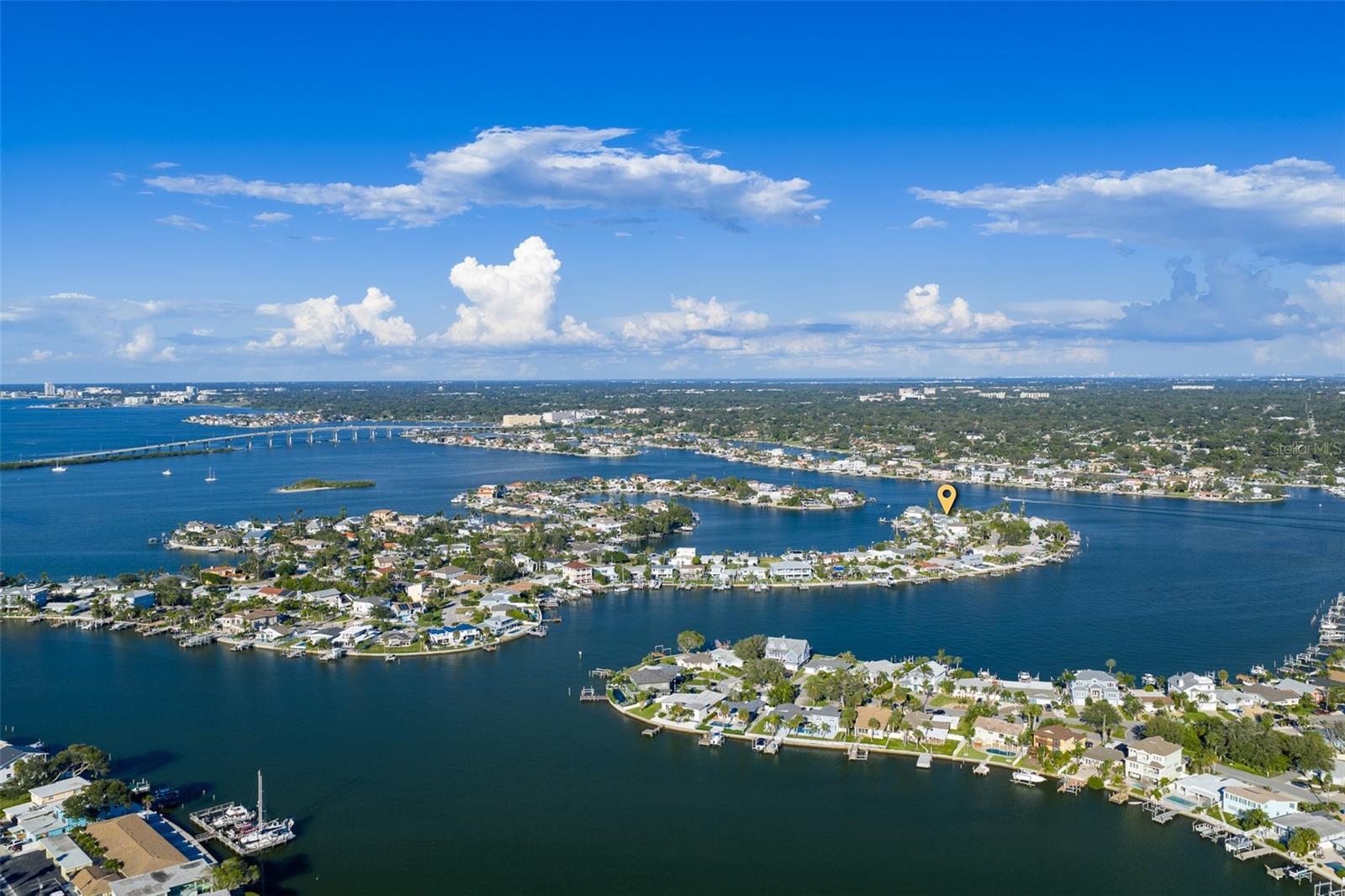 Mainland is minutes away and easy access to Tampa airport, Clearwater and St Pete.