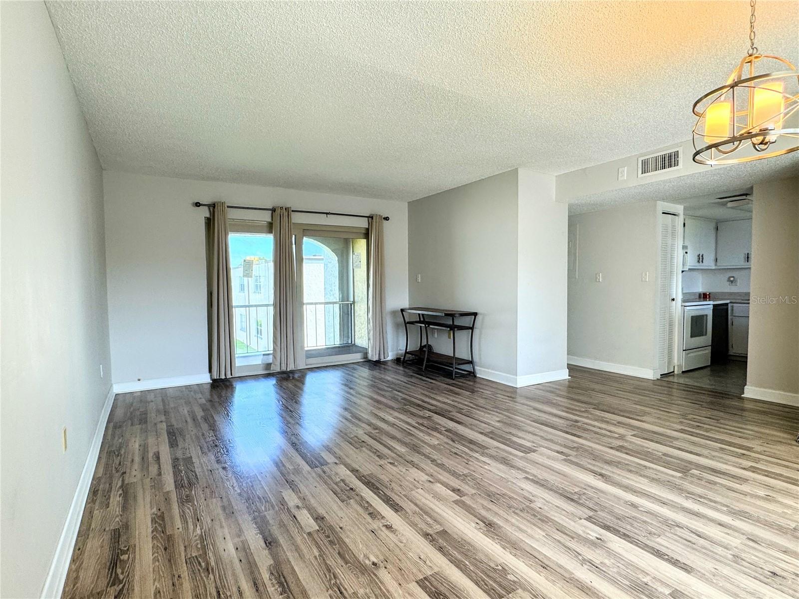 Living room/dining combo