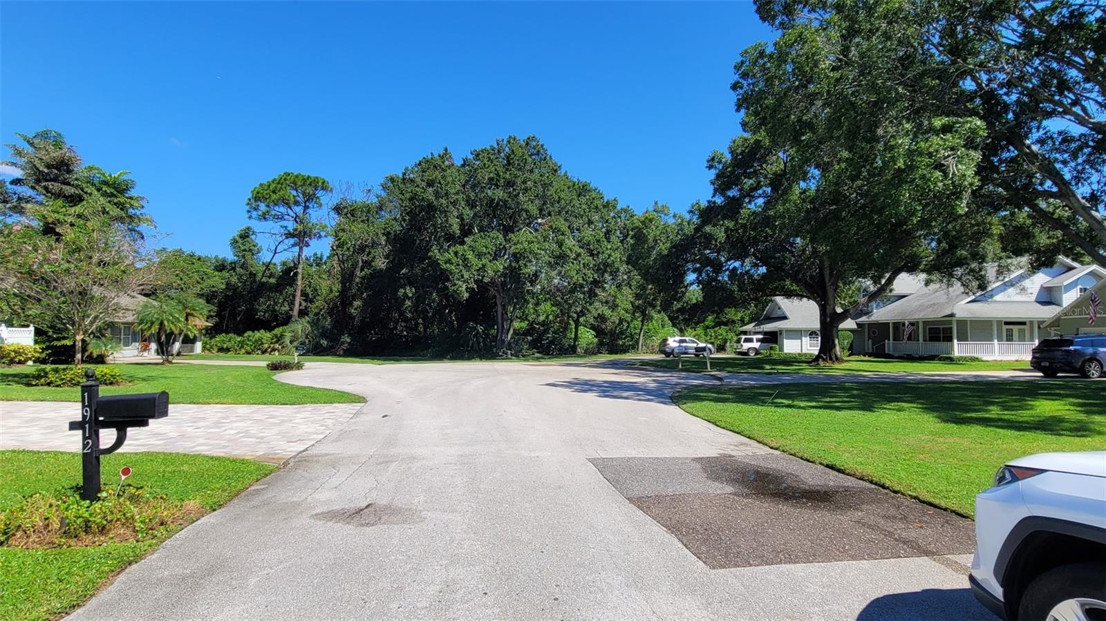3 houses away from the "dead end"