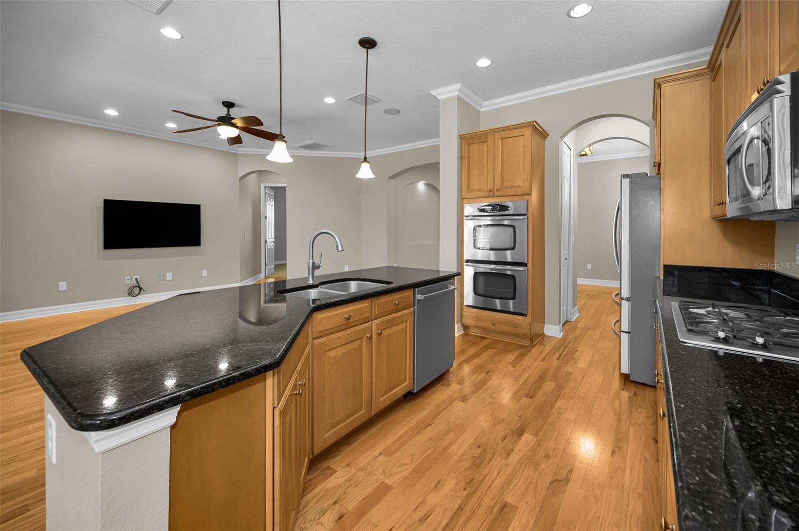 Gas cooktop and built-in microwave