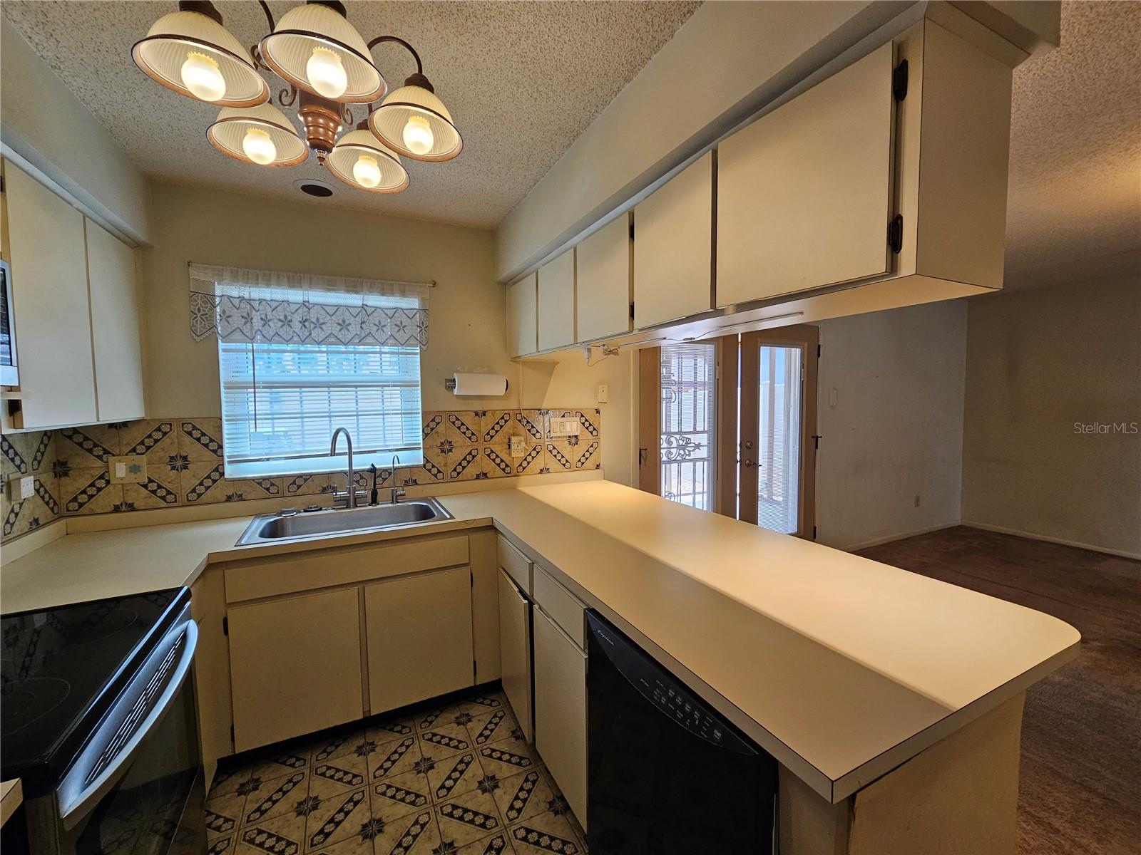 Kitchen and Breakfast Bar