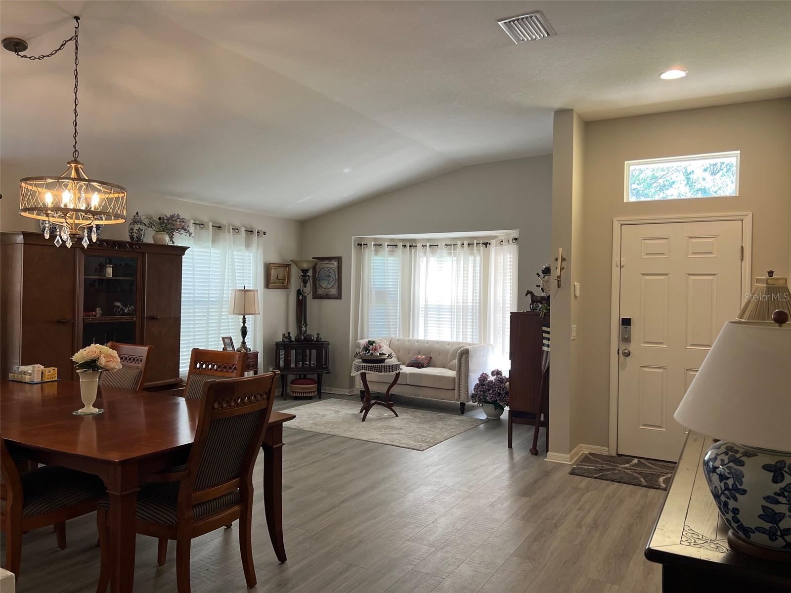Dining room/Liv9ng room combo