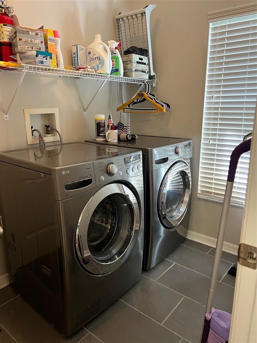 Laundry room. Washer/ dryer convey