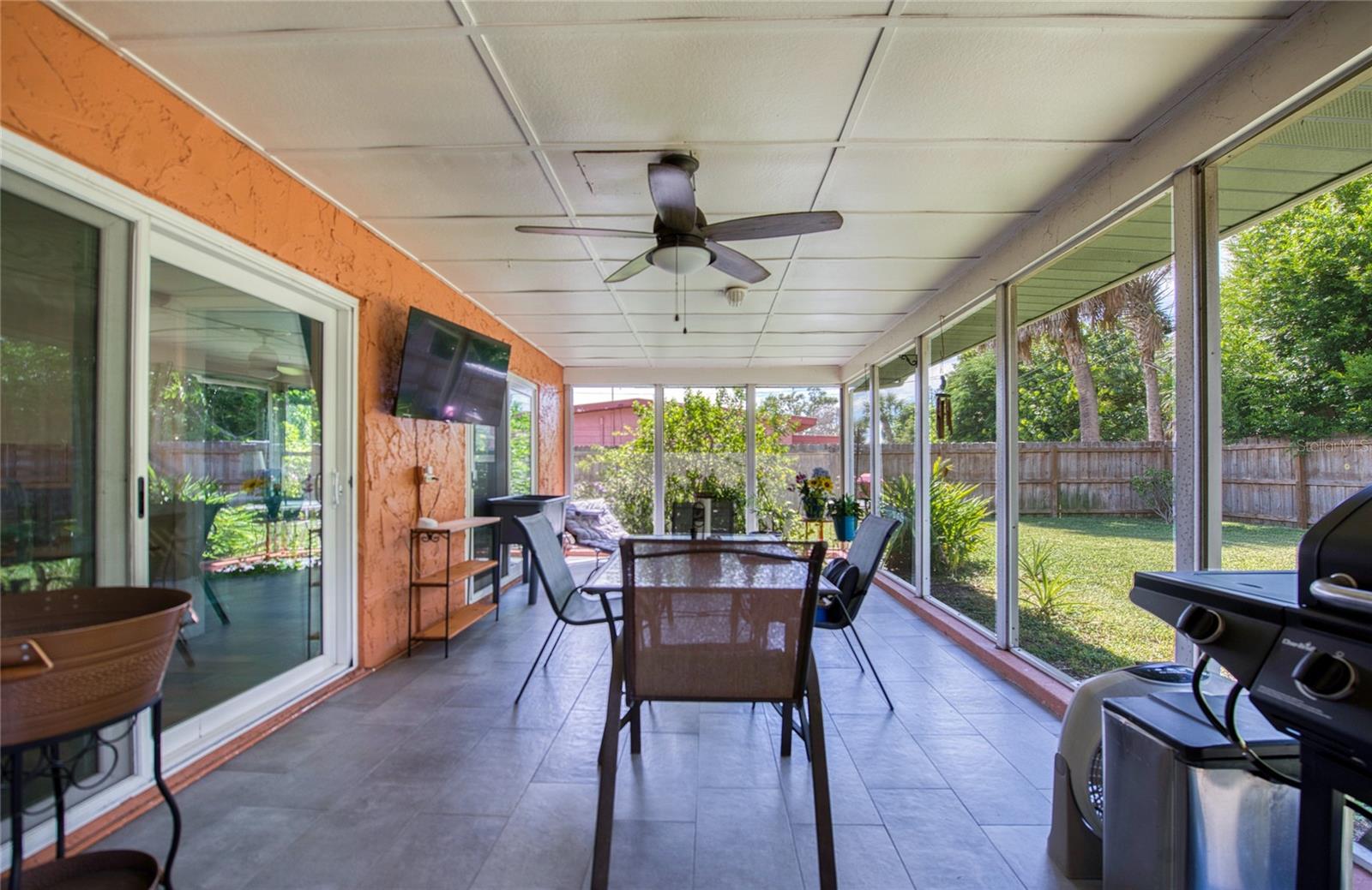Large screened in Lanai