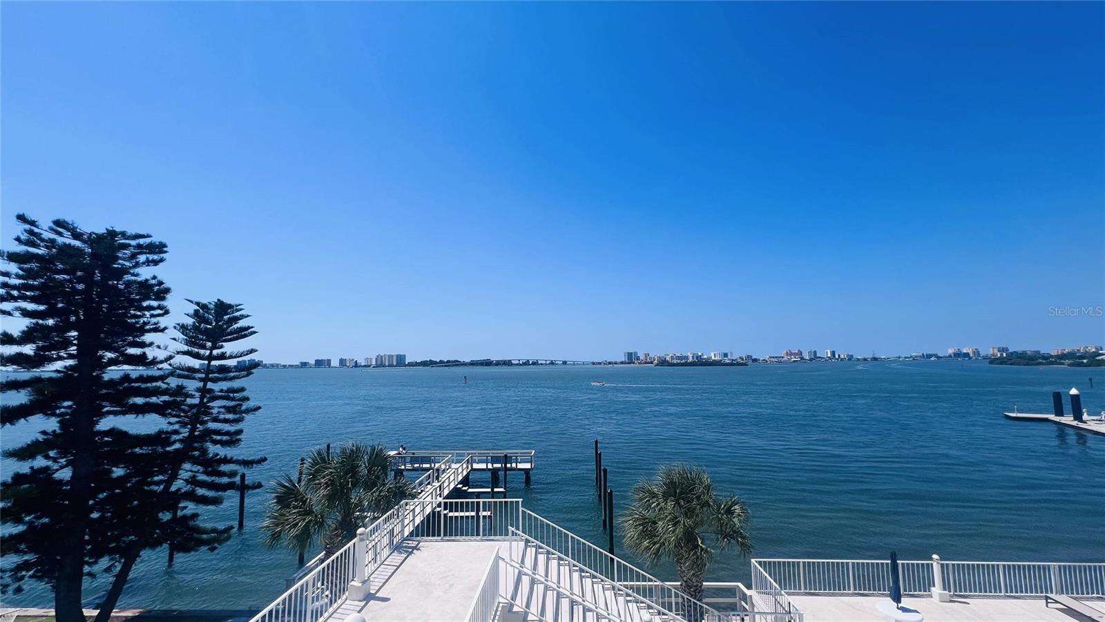 PRIVATE DOCK WITH CLEARWATER BEACH AND SAND KEY TO THE REAR
