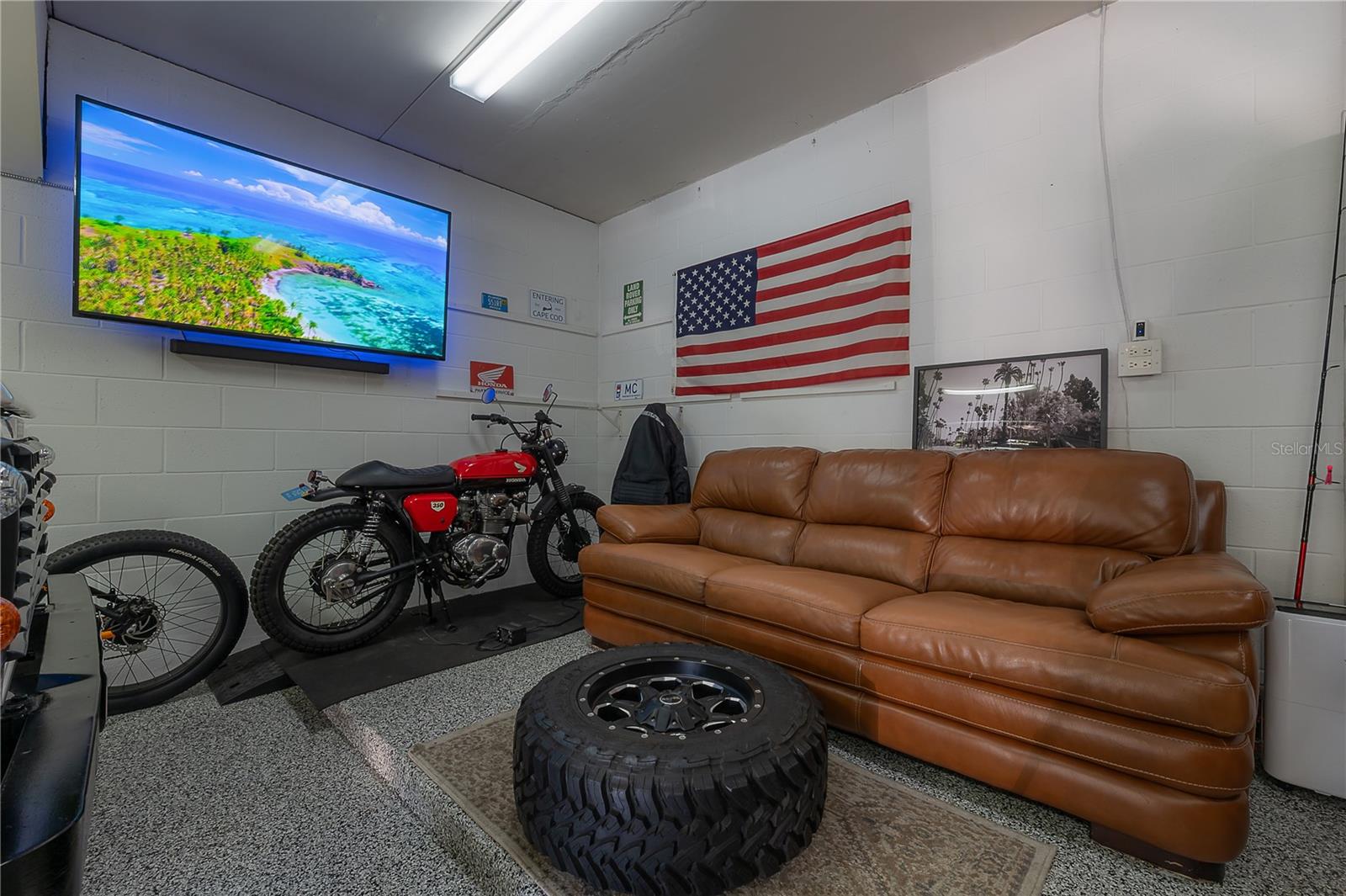 Bonus "man cave" space in garage