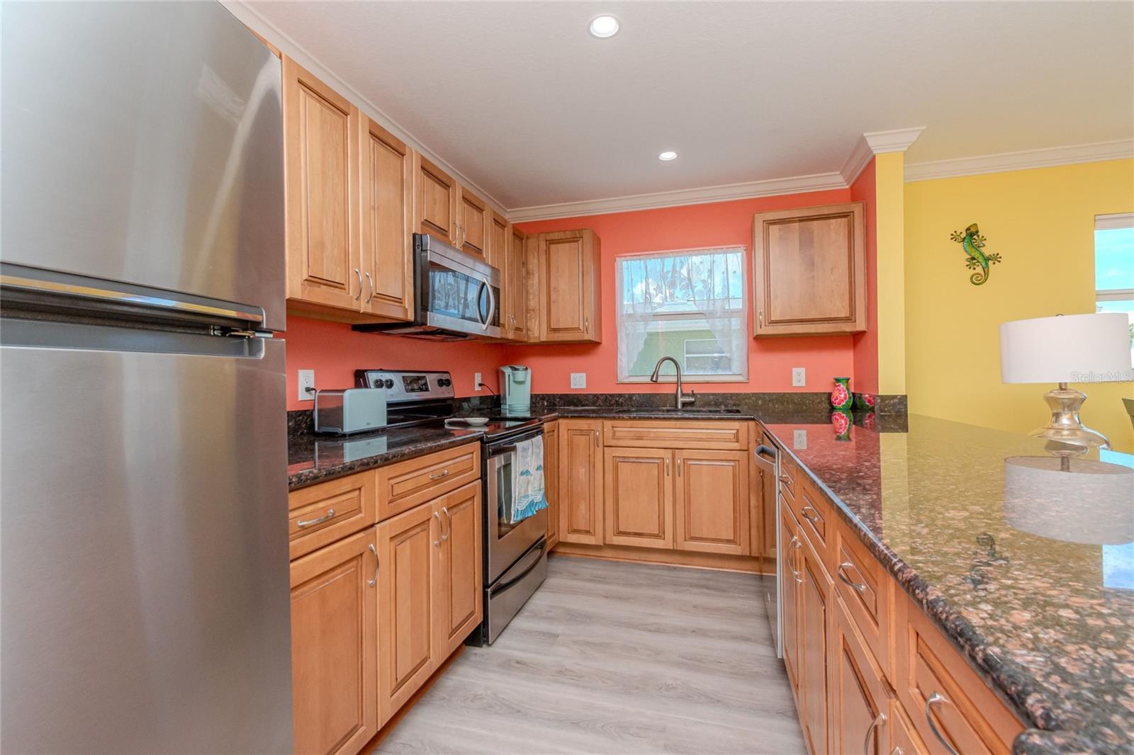 BIG KITCHEN