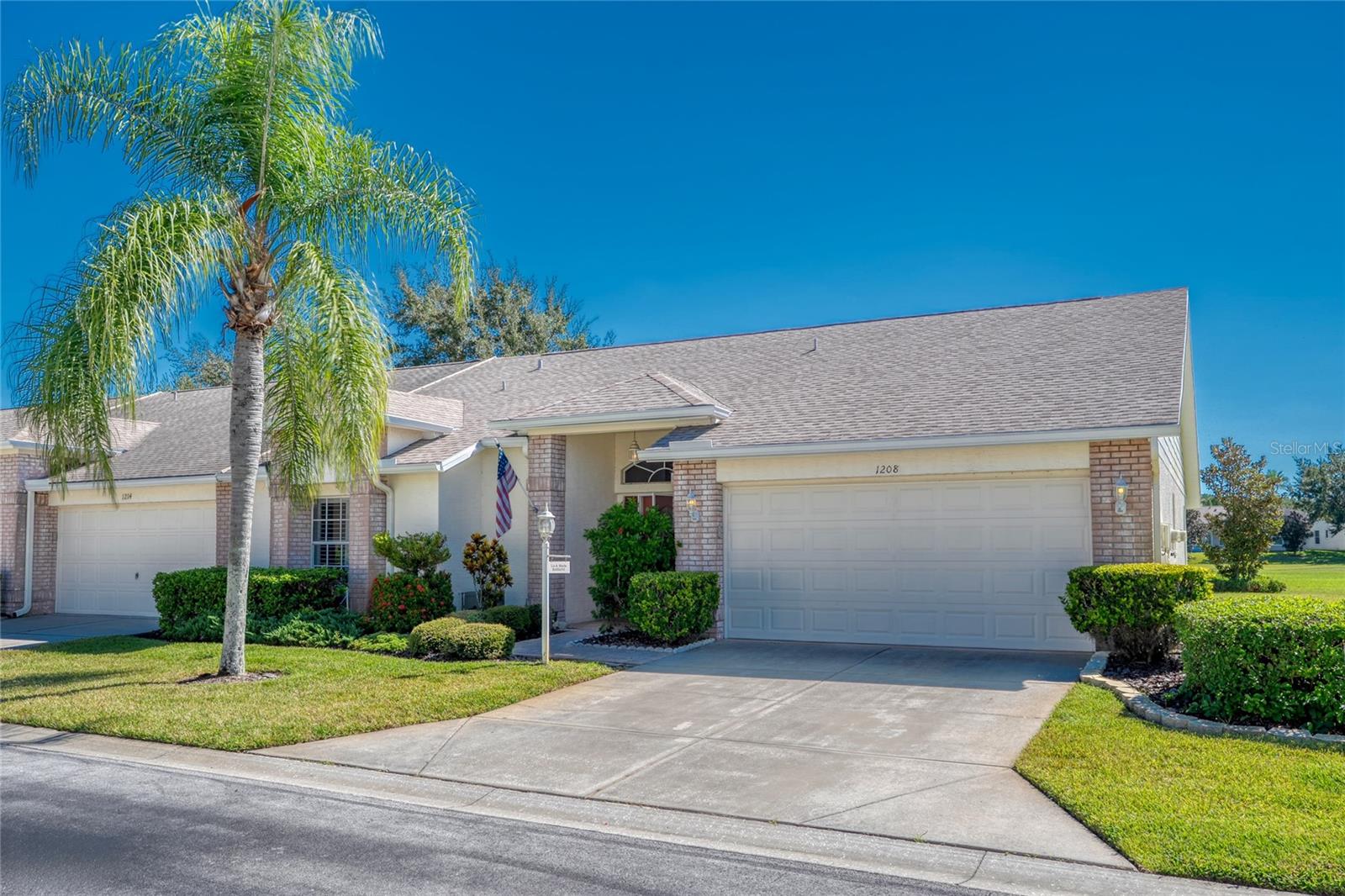 Bright and sunny end unit Villa looking for it's new owners