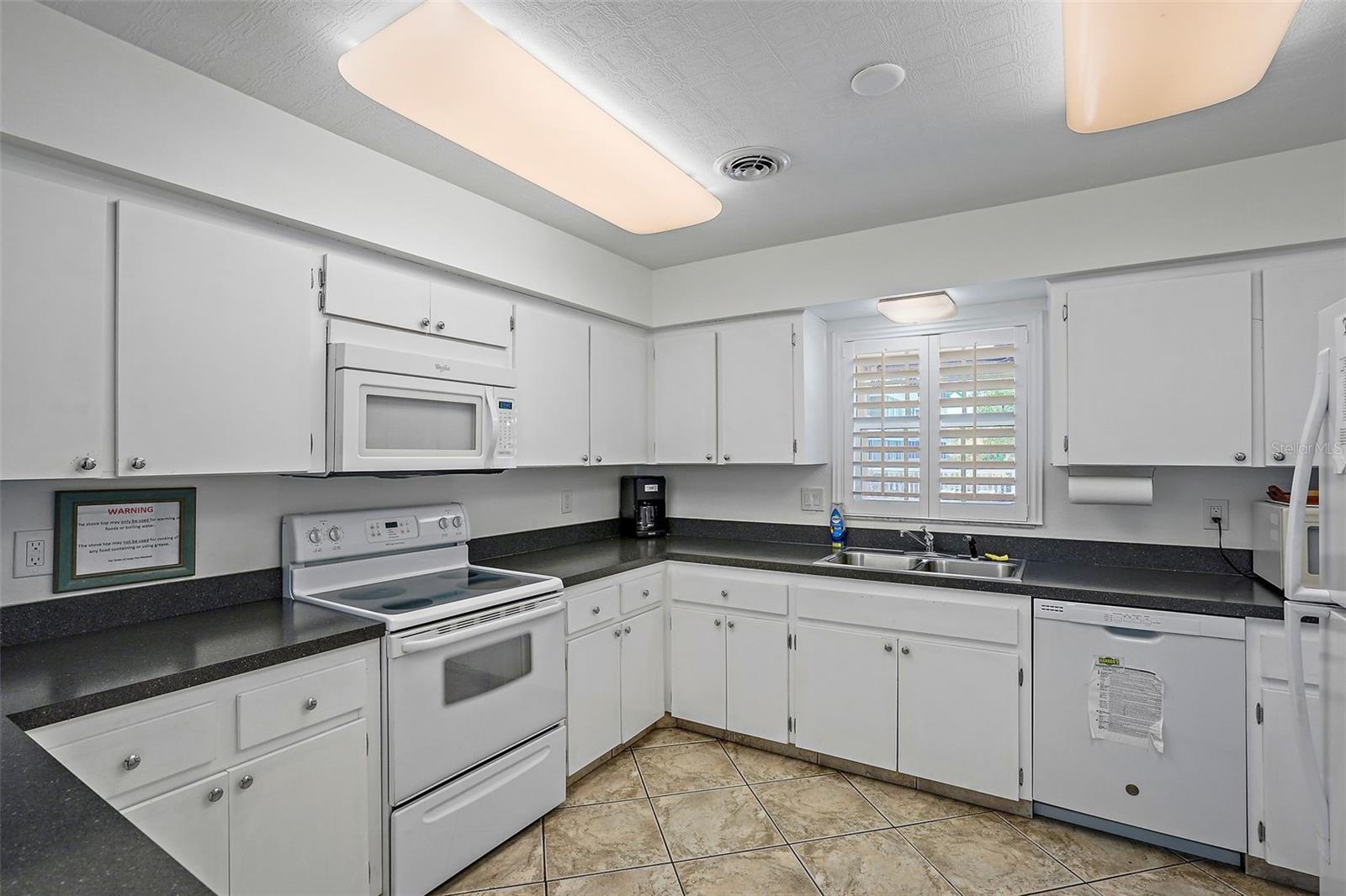 Clubhouse kitchen w/ dishwasher