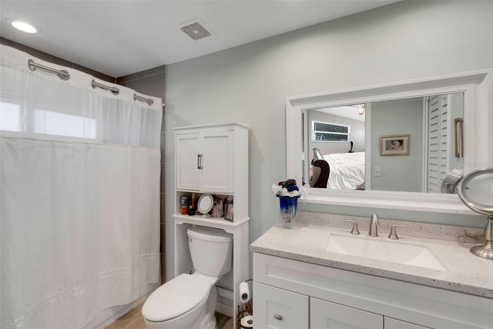Primary bath with bathtub
