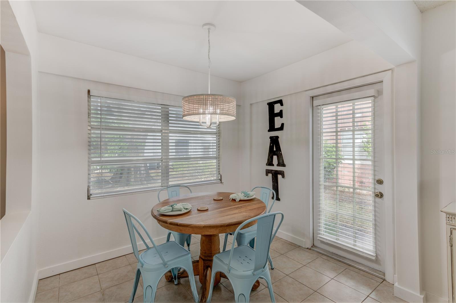EAT-IN KITCHEN AREA