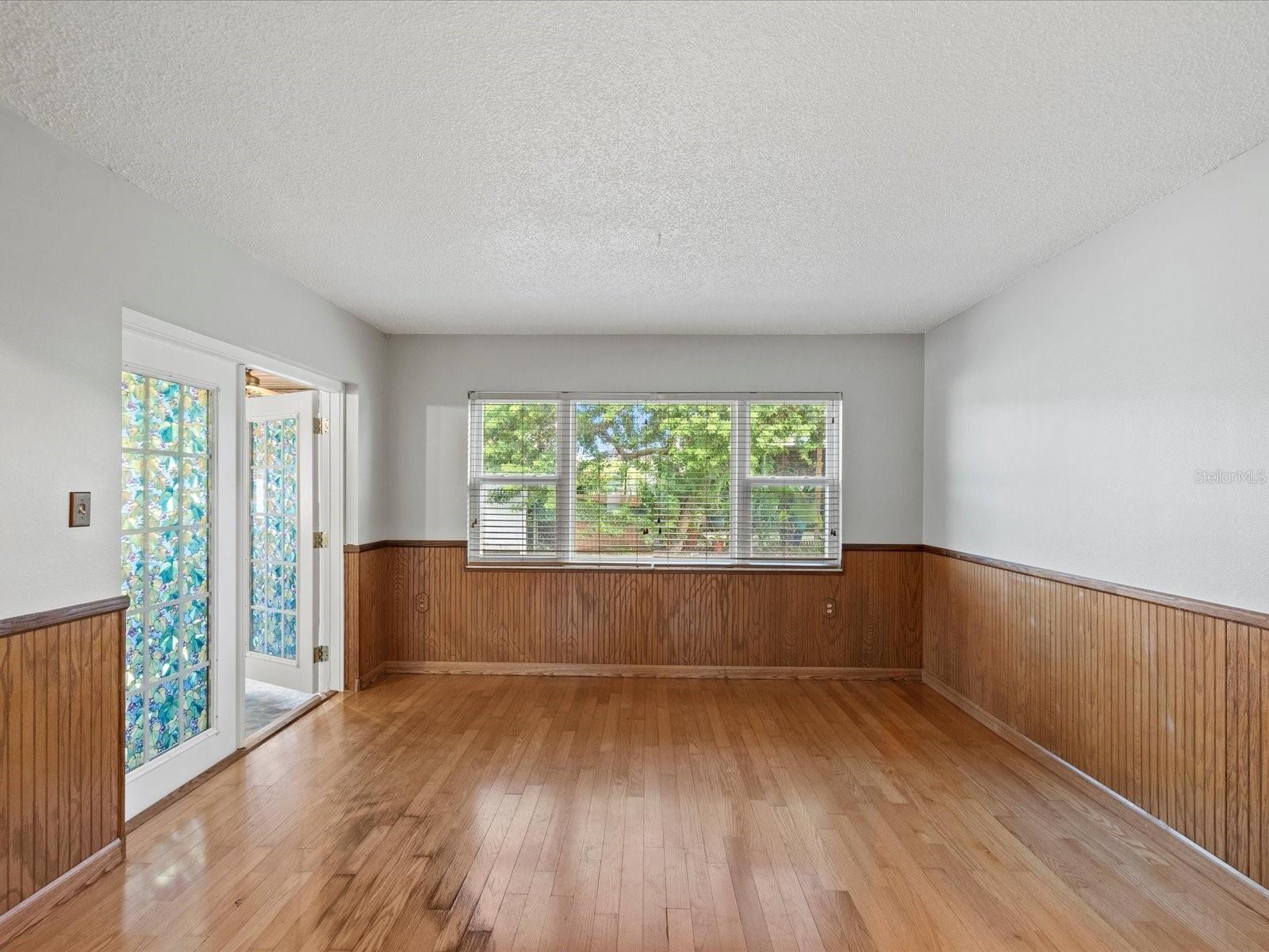 Same photo of Dining room not staged