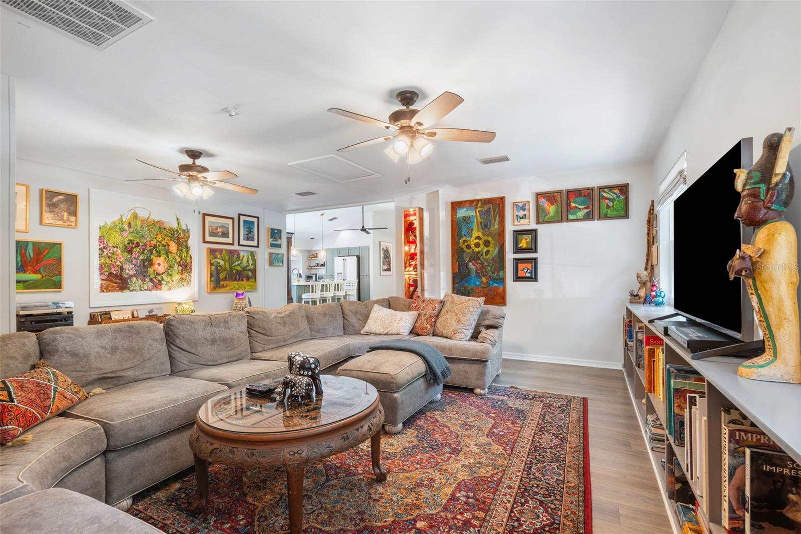 Plenty of space and walls for your art
