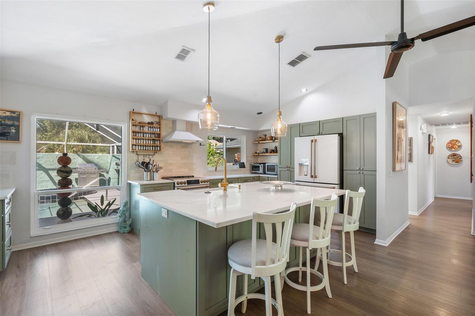 large island to cook or entertain