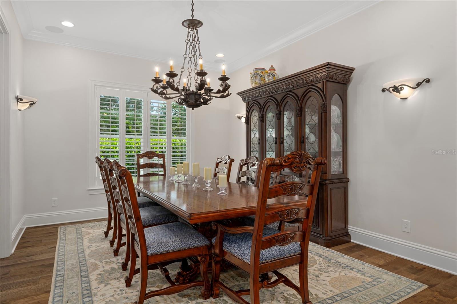 Formal dining with tray ceiling