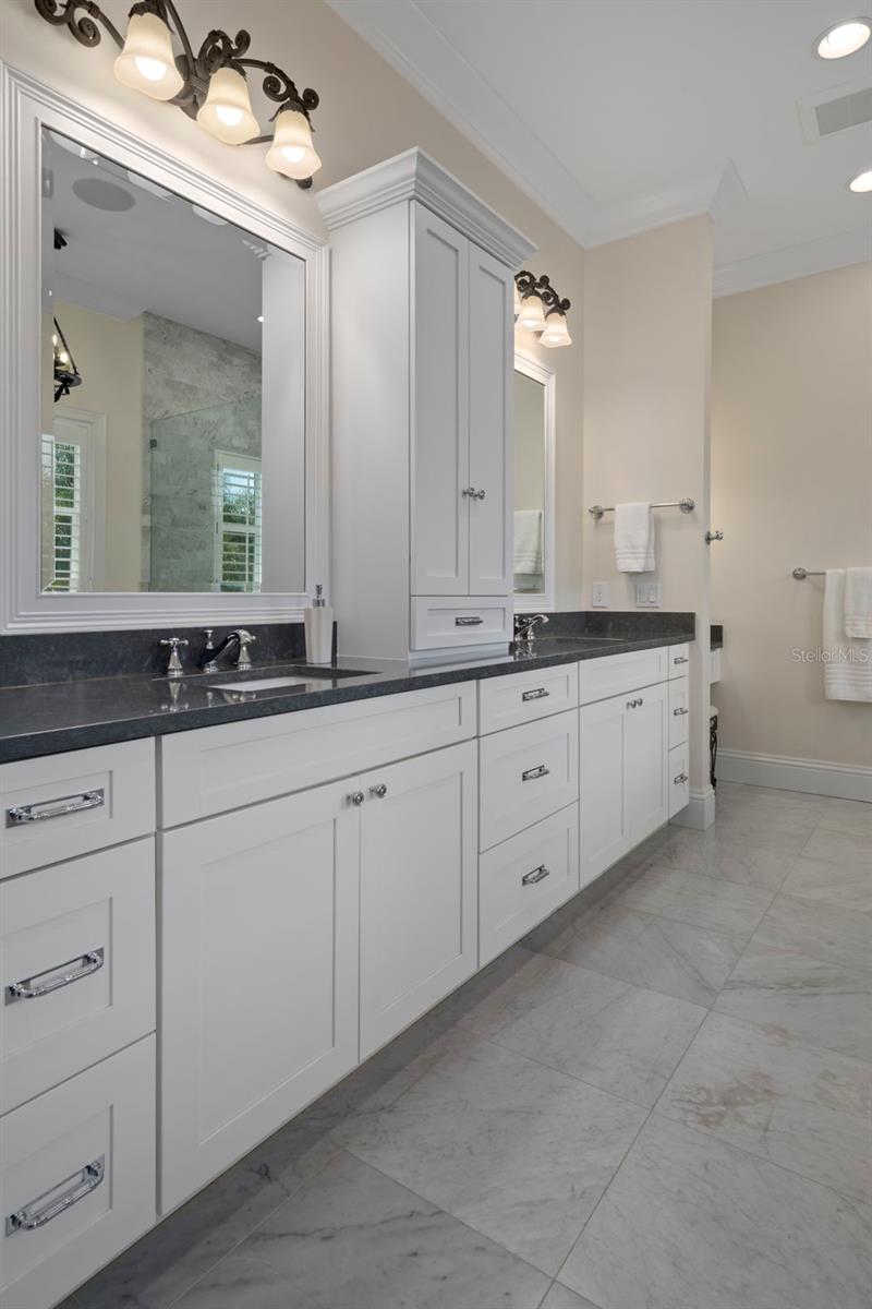 Extended vanity space with good amount of storage