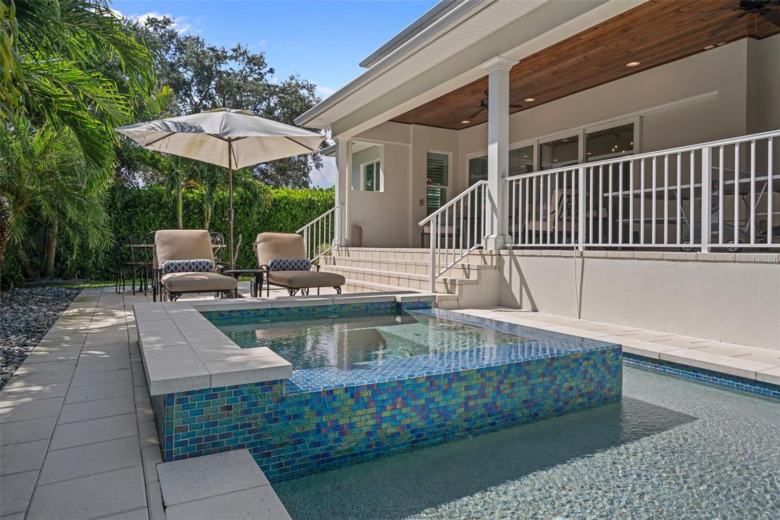 Heated pool & spa with sun shelf