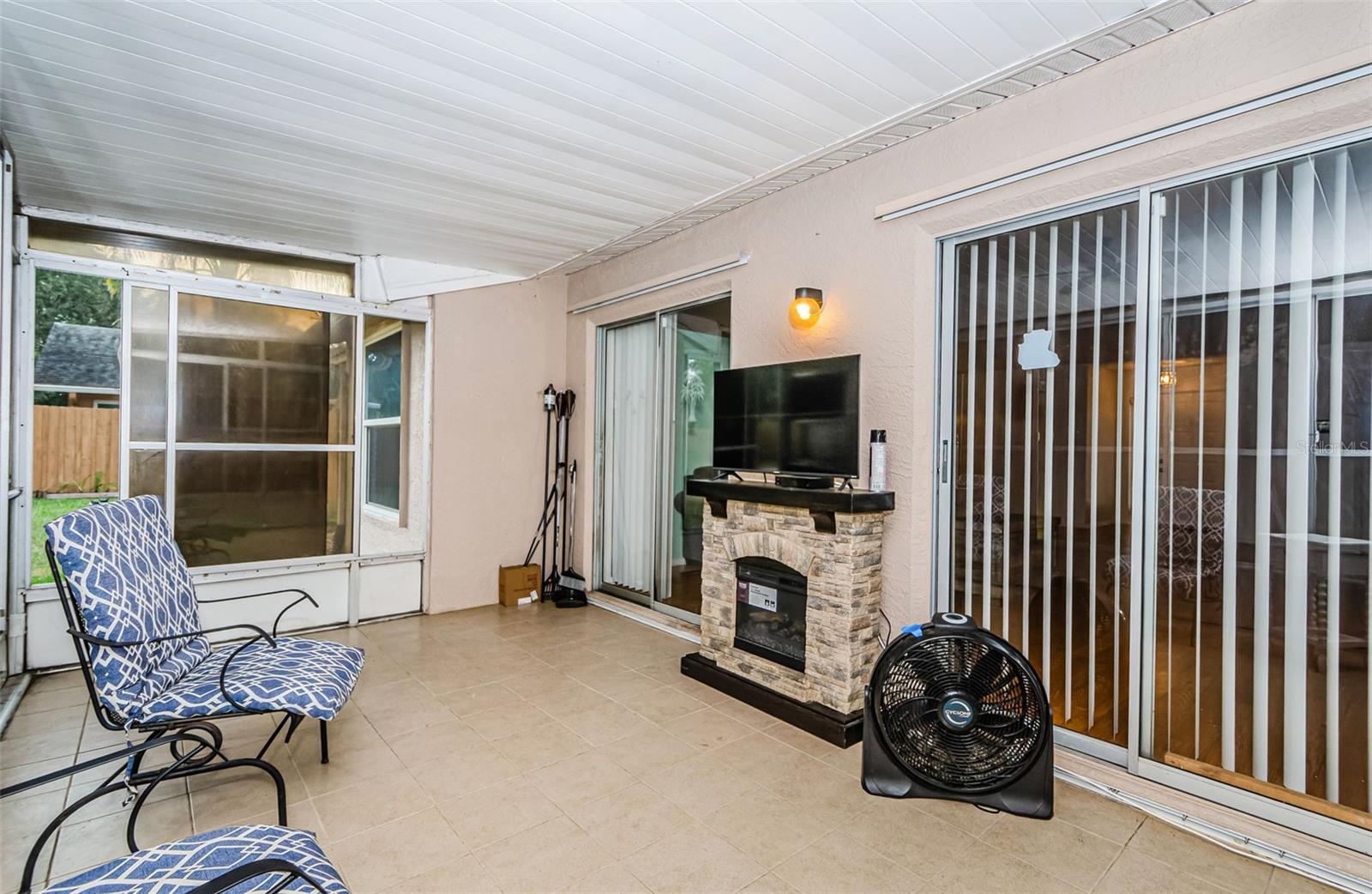 Lanai - Ceramic tile floors
