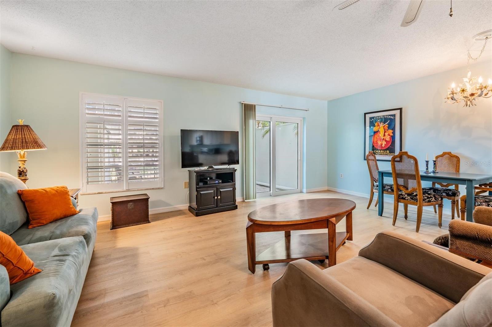 Liv Room & Dining Room