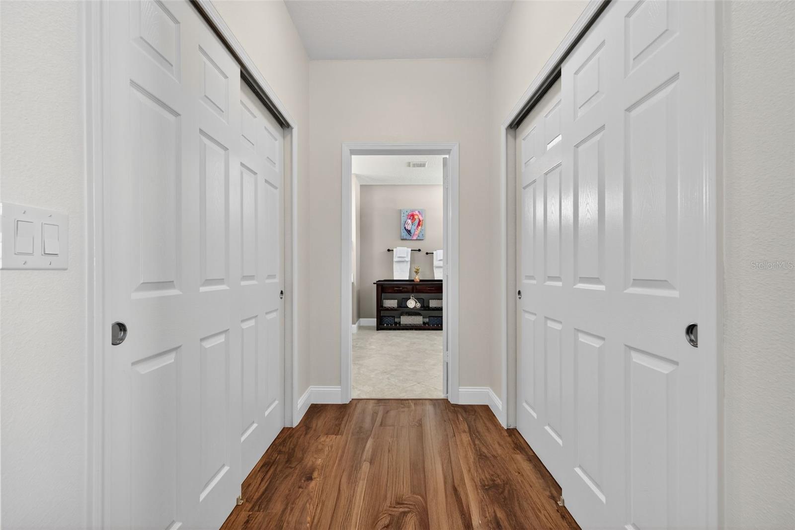 Double closets / 1 walk-in and 1 built-in