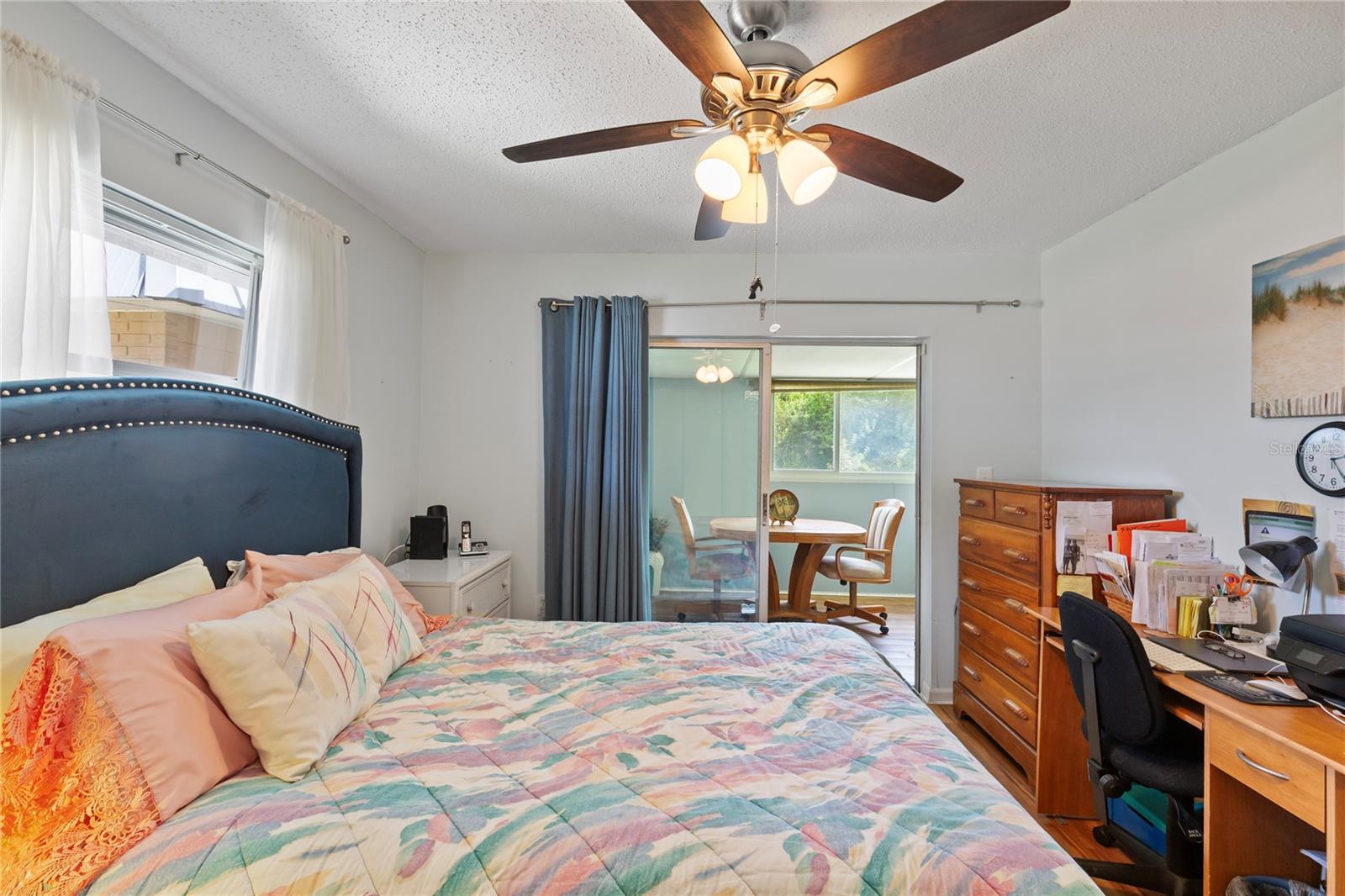 Secondary room with ceiling fan
