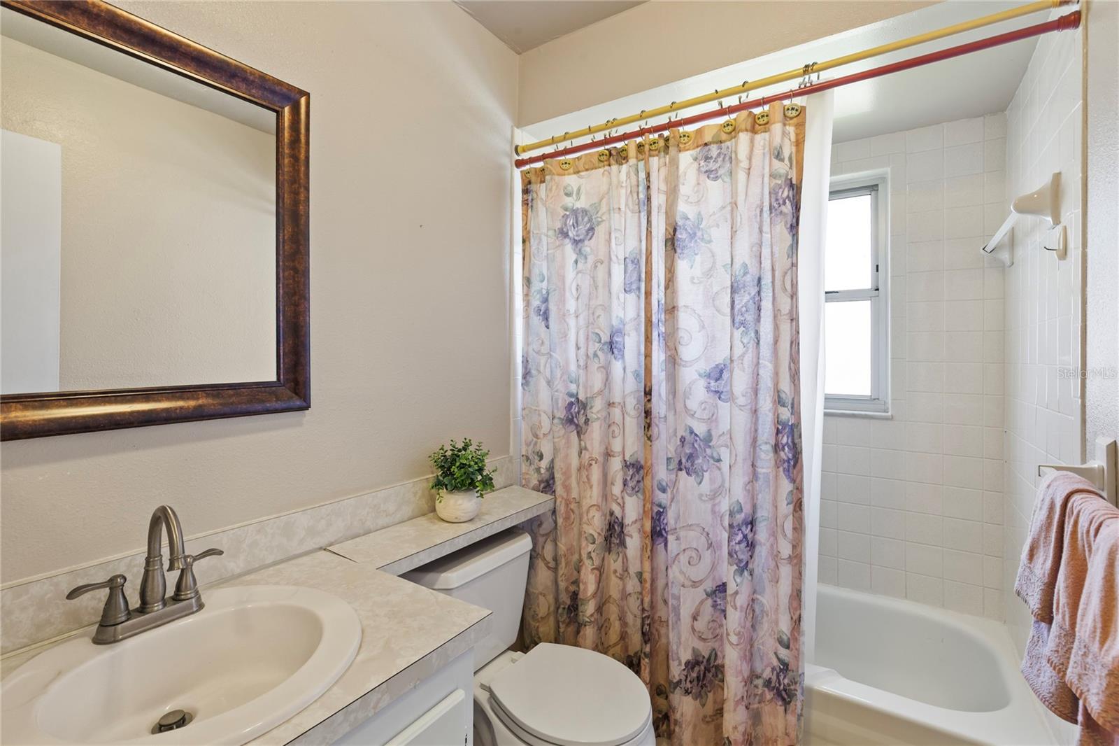 2nd Full bathroom with tub