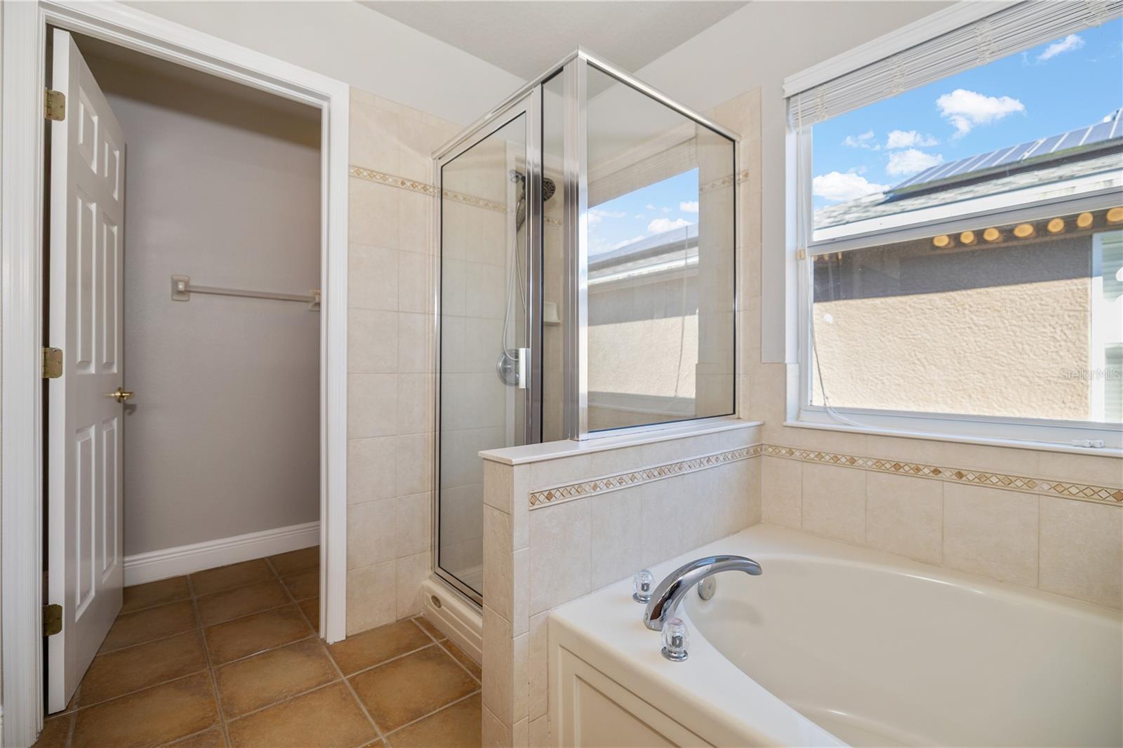 Master Ensuite w/Separate Shower & Garden Tub