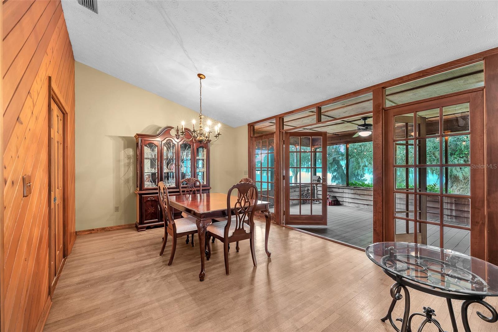 Add a couple leafs to the dining table and entertain family and friends.