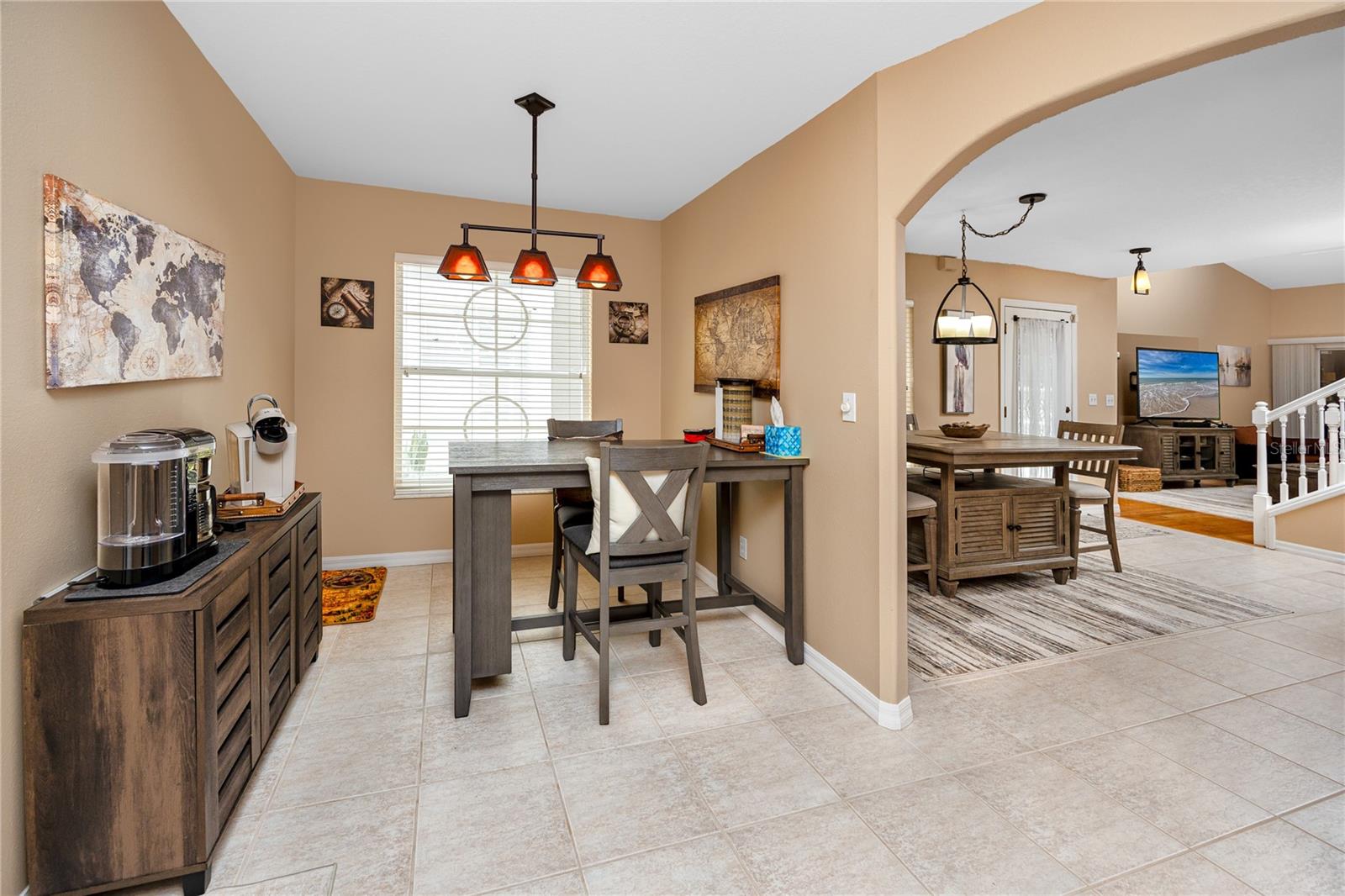 Breakfast nook?  Home office?  Versatile space waiting for you to make it your own...