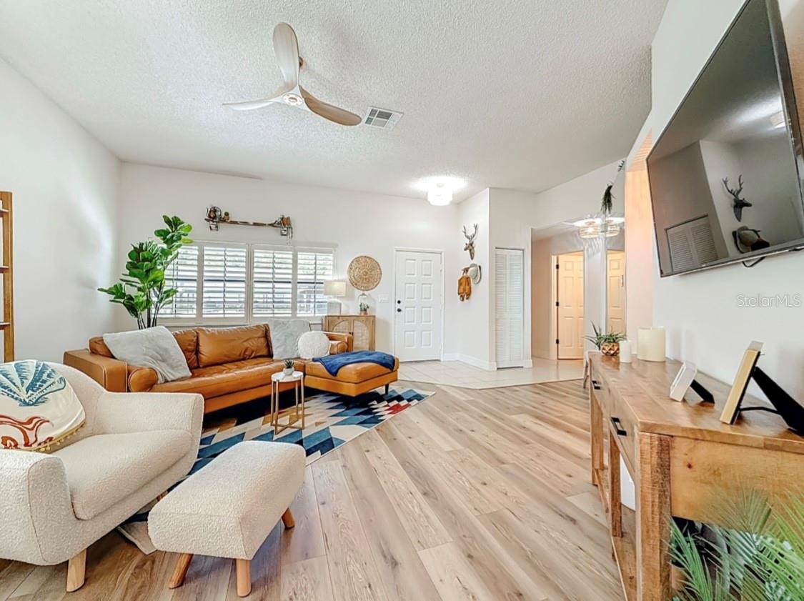 BIG LIVING ROOM