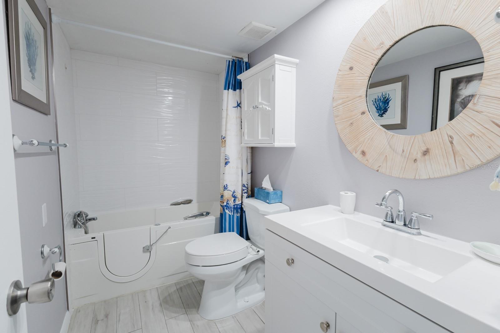 Guest bathroom w/walk in jet tub