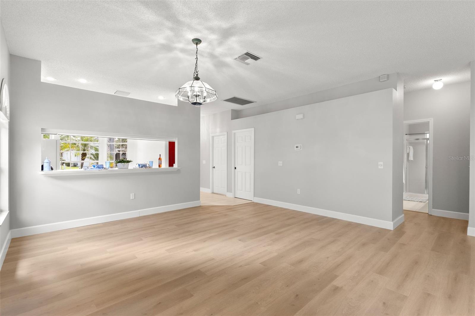 Breakfast bar and dining area