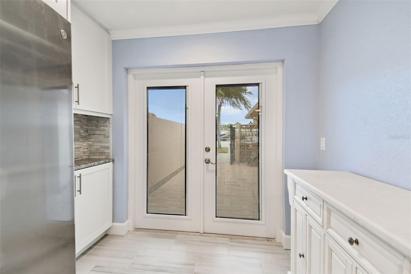 Kitchen door that leads to outdoor courtyard.