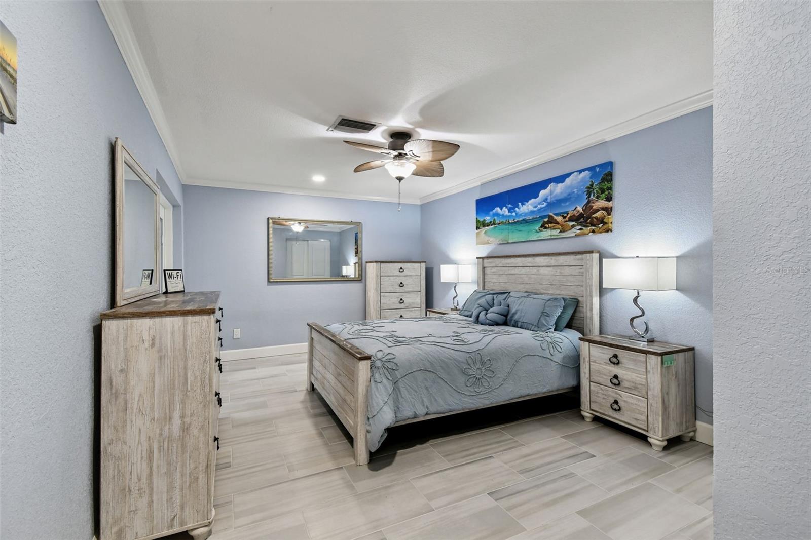 Guest bedroom.