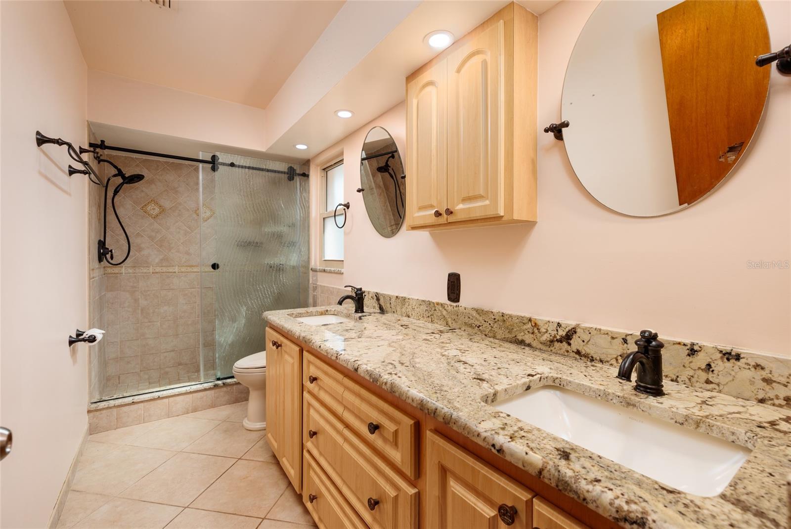 Primary en suite bathroom