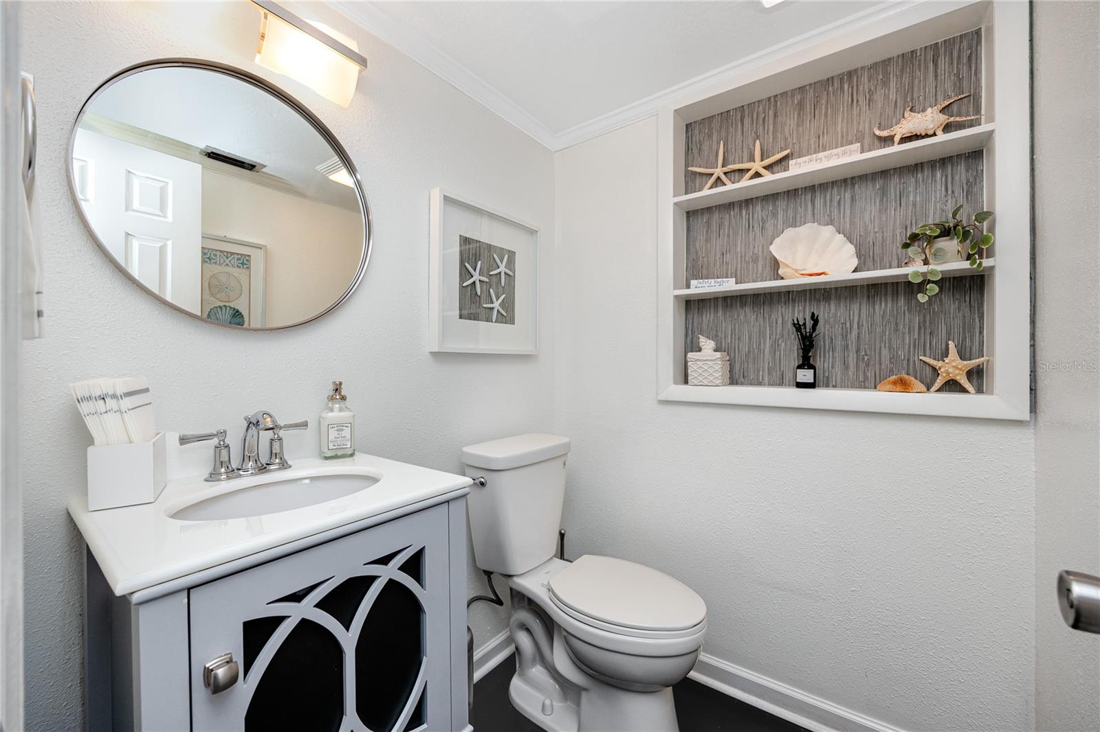 1/2 bath downstairs perfect for all your guests to freshen up.