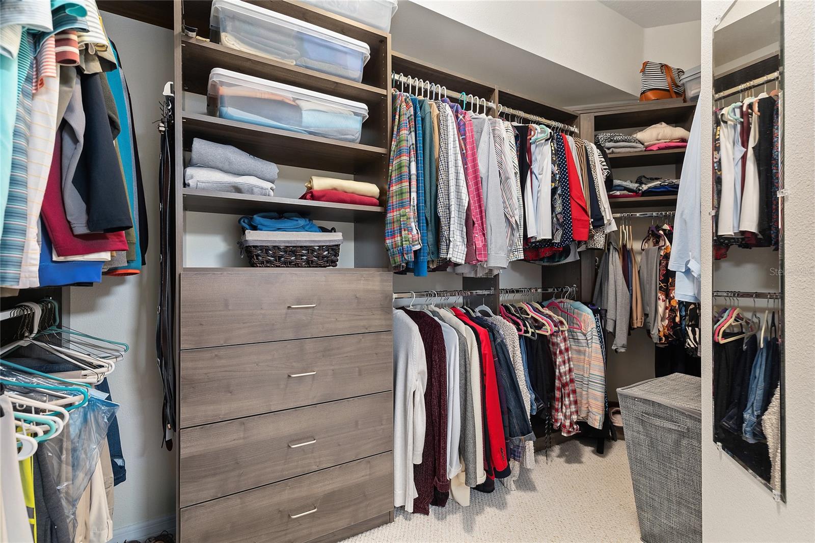 CUSTOMIZED MASTER WALK-IN CLOSET